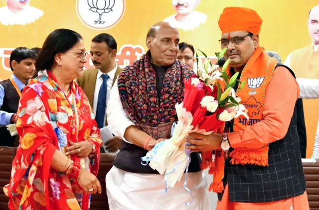 राजस्थान के मुख्यमंत्री भजनलाल शर्मा के साथ पूर्व मुख्यमंत्री वसुंधरा राजे सिंधिया