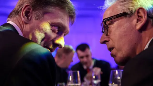 Дерк Сауэр и Дмитрий Песков, пресс-секретарь Владимира Путина, на церемонии вручения премий РБК в 2015 году