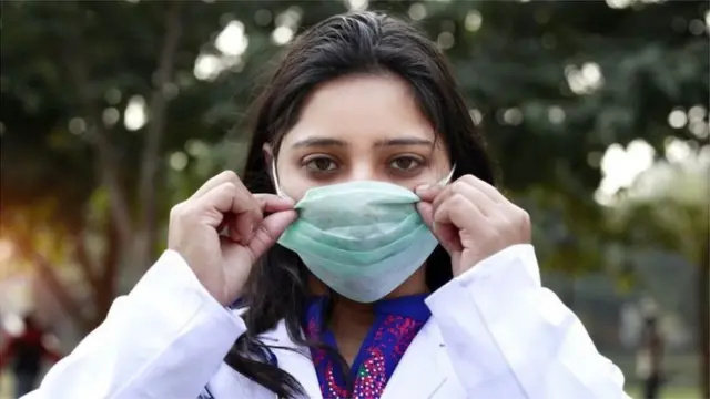 શરૂઆતમાં લોકોએ કેટલાક ફેરફાર અપનાવ્યા હતા. તેઓ માસ્ક પહેરતા હતા.