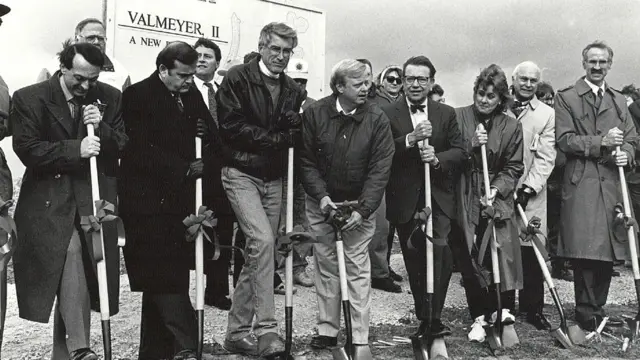 Funcionaros del antiguo Valmeyer con palas de tierra en 1993