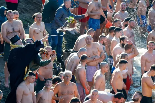 богојављање, богојављање у црној гори, пливање за часни крст у подгорици