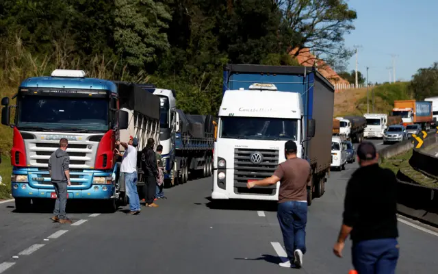 Imagem mostra caminhoneiros bloqueando rodovia no Brasil