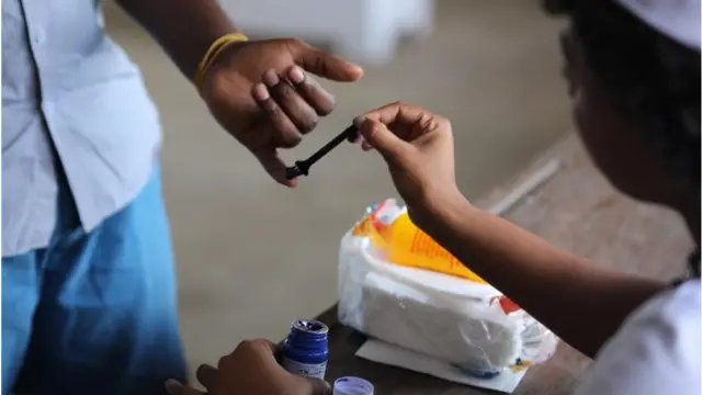 Kidole cha mpiga kura kikipakwa wino
