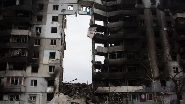 યુક્રેનના બોરોડિઆન્કા શહેરમાં આવેલી આ ઈમારત રશિયાના રૉકેટથી ભયંકર રીતે ક્ષતિગ્રસ્ત થઈ છે.