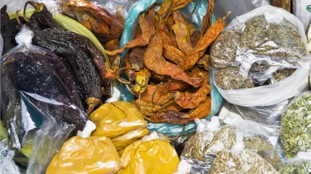 Bolsas con distintos condimentos naturales en un puesto de mercado