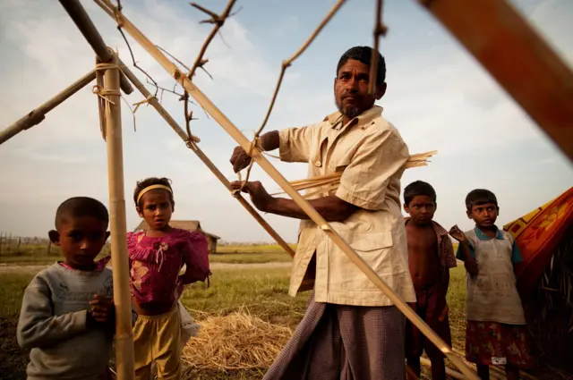 ၂၀၁၂ ခုနှစ်က စစ်တွေ ကန့်စခန်းတခုက ရိုဟင်ဂျာအမျိုးသားတစ်ဦး အိမ်ဆောက်လုပ်နေမှု 