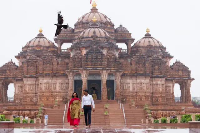 ऋषि सुनक अपनी पत्नी अक्षता मूर्ति के साथ. ये तस्वीर अक्षरधाम मंदिर की है. 