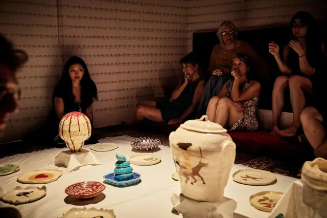 صحنه‌ای از نمایش «اتاقی برای خود در دل کابل» در جشنواره آوینیون در جنوب فرانسه