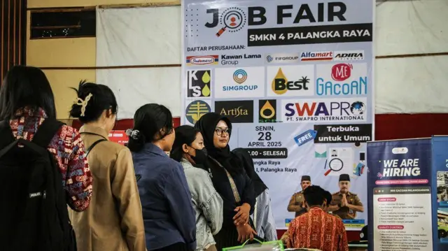 Sejumlah pencari kerja antre untuk menyerahkan berkas saat mengikuti Job Fair di SMKN 4 Palangka Raya, Kalimantan Tengah, Senin (28/4/2025).