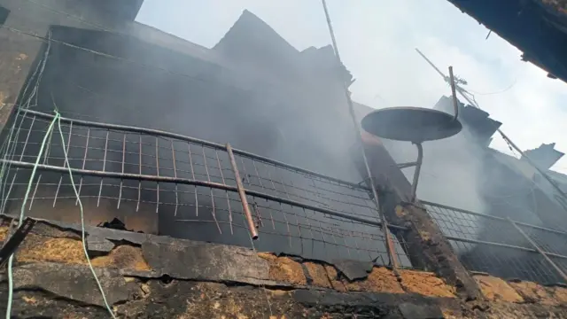 Ahụrụ ọkụ si n'otu n'ime ụlọahịa ebe ọkụ gbara na-apụta