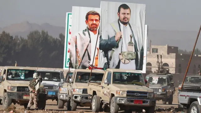 Caminhonete carrega uma grande faixa representando o principal líder dos houthis, Abdul-Malik Al-Houthi (d), durante um protesto anti-EUA e anti-Israel, nos arredoressite de apostas que dao bonus gratisSanaa, Iêmen