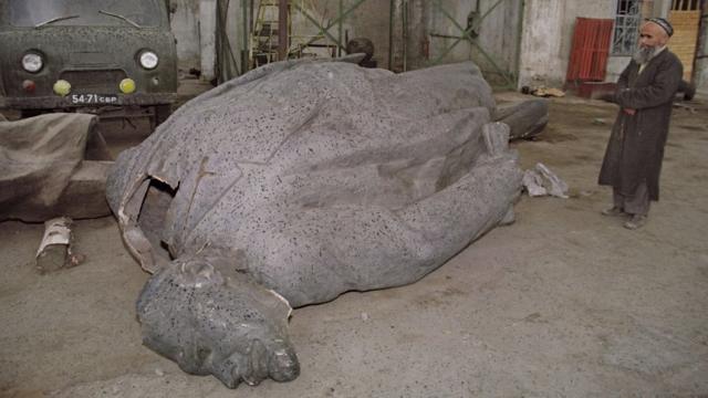 Un hombre mira la estatua derribada del líder revolucionario bolchevique ruso Vladimir Ilich Lenin el 28 de septiembre de 1991 en el centro de Dushanbe, Tayikistán.