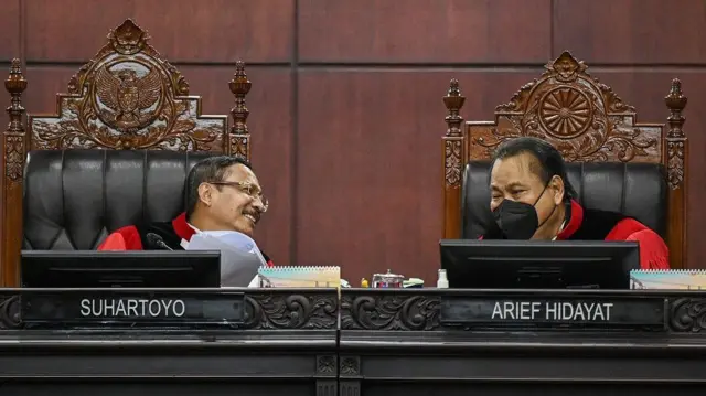 Ketua Mahkamah Konstitusi (MK) Suhartoyo (kiri) berbincang dengan anggota Majelis Hakim MK Arief Hidayat (kanan) saat sidang putusan terhadap gugatan undang-undang tentang Tabungan Perumahan Rakyat (Tapera)