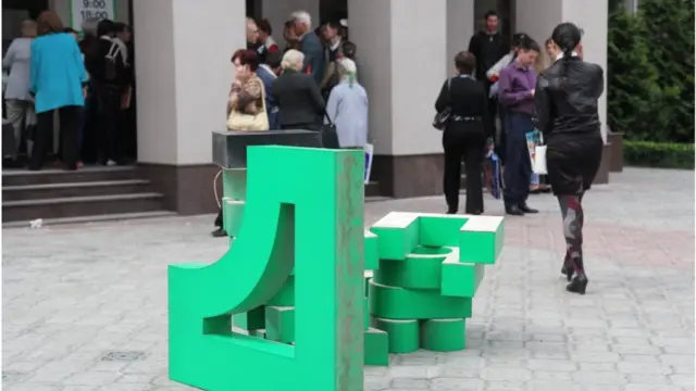 І вкладники, і позичальники залишилися. А от назви українських банків в Криму демонтували дуже швидко