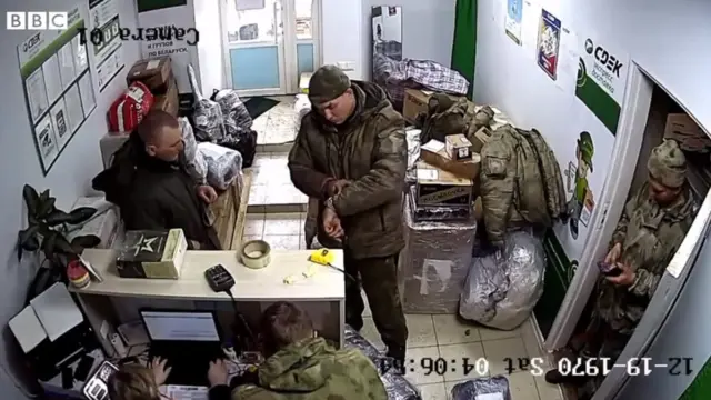 Мана бу видеода Россия аскарлари Украина-Беларусь чегарасидан турли жиҳозларни уйларига юбораётганлари акс этган.