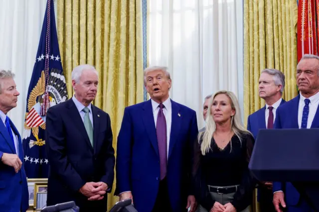 Грін стоїть поруч із Трампом та іншими політиками в Білому домі