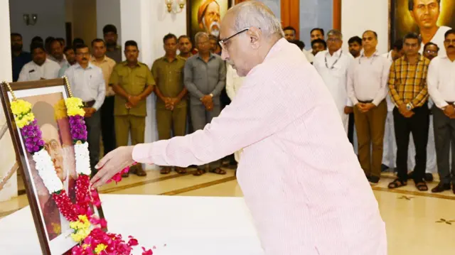 विनायक दामोदर सावरकर की जयंती पर उन्हें फूल चढ़ाते हुए सी पी राधाकृष्णन