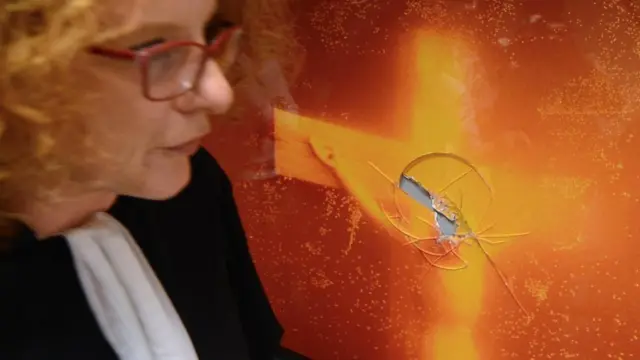 2012年,美国艺术家塞拉诺(Andres Serrano)创作的《尿浸基督》(Immersion Piss Christ)(1987年)被天主教的狂热信徒毁坏了一部分。