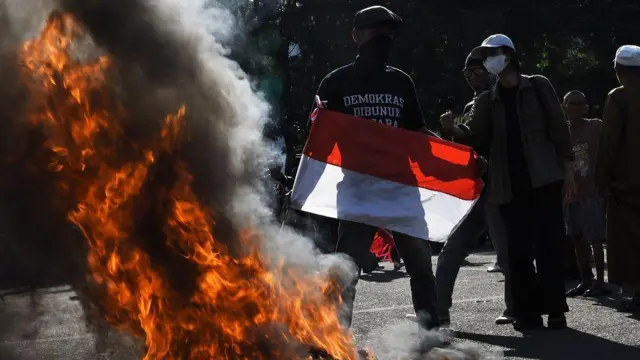 Pengunjuk rasa kecewa dengan keputusan Mahkamah Konstitusi 