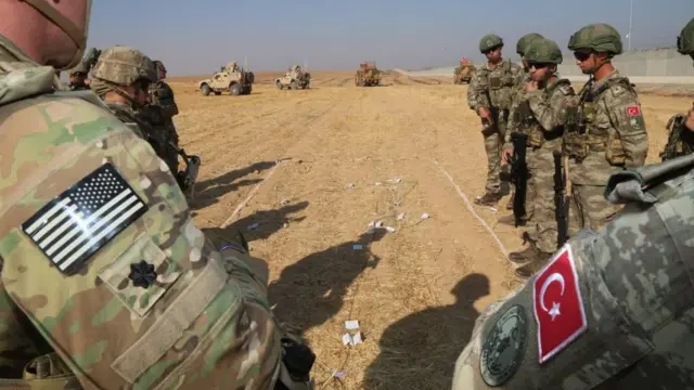 4 Ekim'de ABD ve Türkiye'nin beraber Suriye'nin kuzeyinde gerçekleştirdikleri ortak devriyeden bir fotoğraf