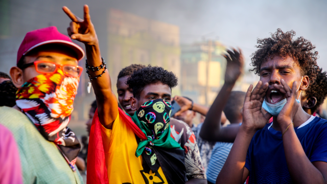متظاهرون سودانيون يهتفون ويحرقون إطارات السيارات خلال مظاهرة في العاصمة الخرطوم يوم الثلاثاء 26 أكتوبر2021