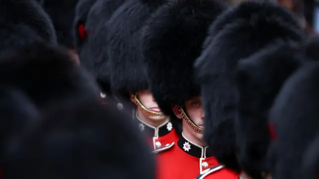Охранники в традиционных медвежьих шапках на праздновании платинового юбилея Елизаветы II