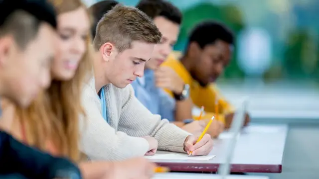 Menulis dengan tangan