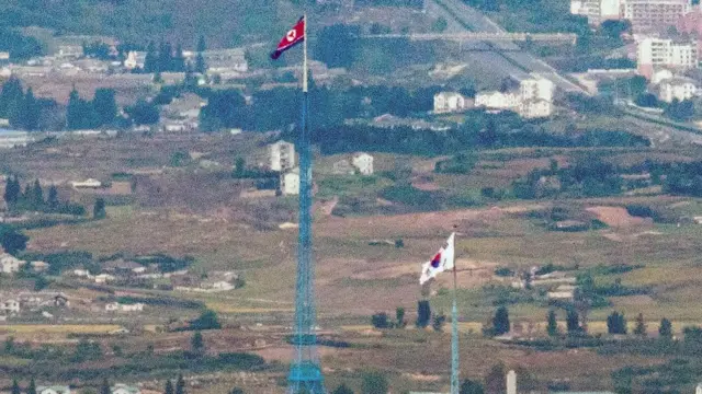 김여정 북한 노동당 부부장은 지난 9월 24, 25일 연이틀 담화를 통해 문재인 대통령의 종전선언 제안에 남북 정상회담 가능성을 언급했다. 사진은 같은 달 27일 오전 파주 접경지역에서 바라본 비무장지대(DMZ) 북한 기정동 마을의 인공기와 남한 대성동 마을의 태극기가 나란히 펄럭이는 모습
