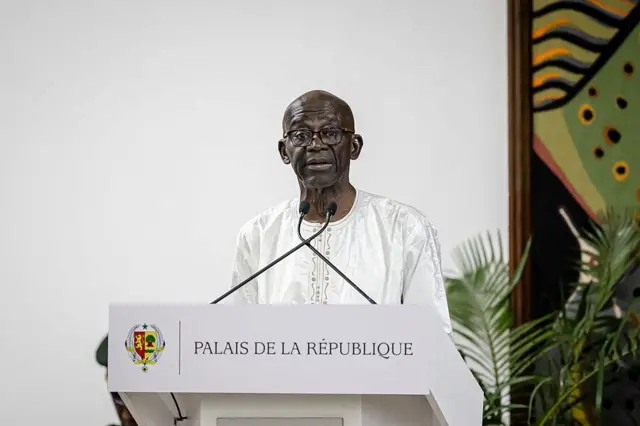 Mamadou Diouf, président du comité de commémoration lors de la remise du rapport officiel sur le massacre de Thiaroye au président sénégalais lors d'une cérémonie au palais présidentiel de Dakar, le 16 octobre 2025. 