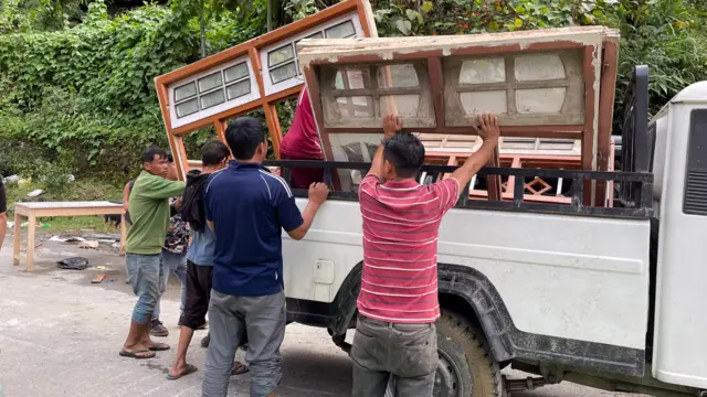 जीव वाचलेले लोक गावं सोडताहेत कारण तिथं राहणं धोक्याचं आहे.