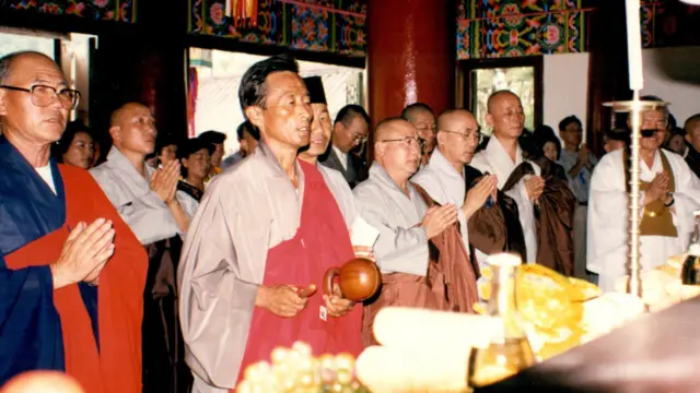 උතුරු කොරියානු භික්ෂුවක් උතුරු සහ දකුණු කොරියානු භික්ෂූන් වහන්සේලා සම්බන්ධ වෙමින් සිදු කළ බෞද්ධ ආගමික කටයුත්තක් මෙහෙයවන අතරතුර මොක්ටැක් (moktak) නමැති වාද්‍ය භාණ්ඩය වාදනය කරන අයුරු