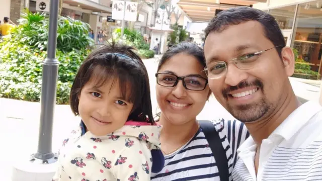 అయిదేళ్ల జొహన్నాతో తల్లితండ్రులు