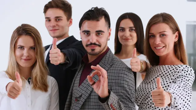 Grupo de trabajadores con su líder adelante