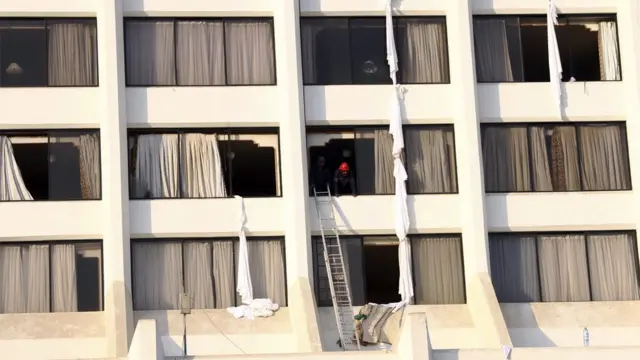 Otel misafirleri çarşafları birbirine bağlayarak aşağıya inmeye çalıştı