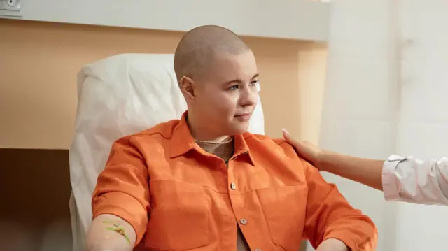 Mulher jovem careca