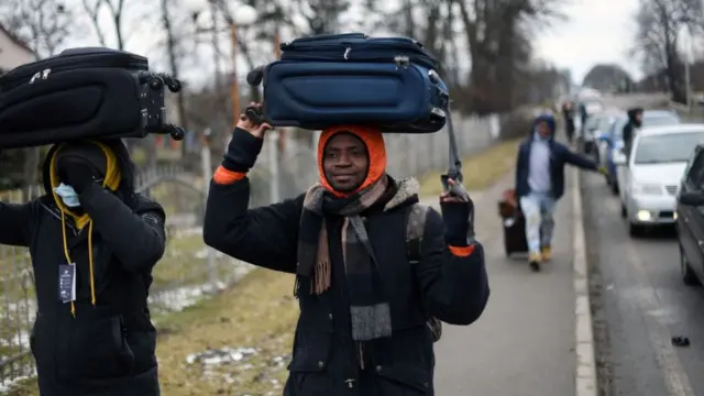 ইউক্রেনে বহু বিদেশি ছাত্রছাত্রীই বাক্সপ্যাঁটরা নিয়ে সীমান্তের দিকে হাঁটছেন