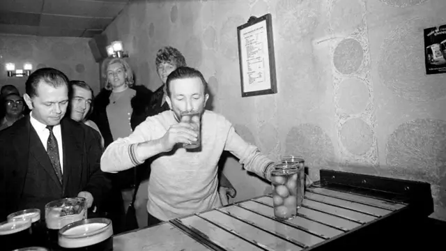 कच्चा अंडा पीता एक शख्स