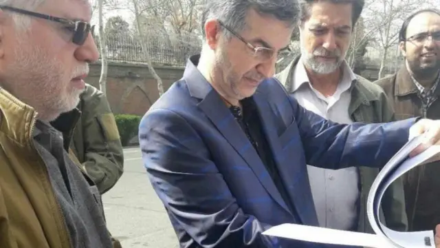 آقای مشایی مقابل سفارت بریتانیا حکم دادگاه را آتش زد