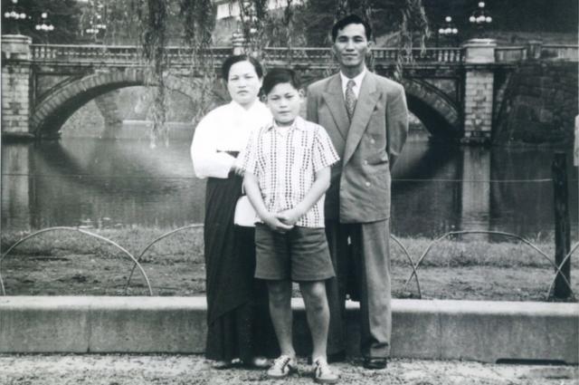 Ли Гон Хи в детстве со своими родителями