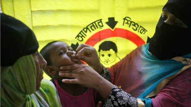 বাংলাদেশের মাগুরায় শিশুকে পোলিও টিকা দেয়া হচ্ছে, ০৪/১০/২০২০।