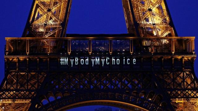 パリのエッフェル塔には「私の身体、私の選択」というメッセージが映し出された