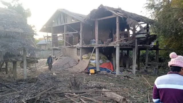 လေဘိုရွာထဲက လေကြောင်းဗုံးကျရောက်ပေါက်ကွဲခဲ့တဲ့ နေအိမ်