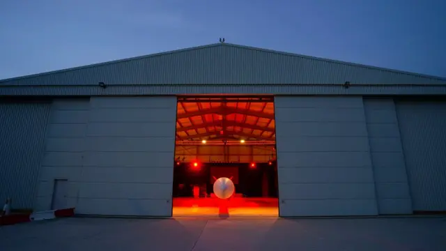 Ракета-носитель Launcher One компании Virgin в ангаре на будущем космодроме в графстве Корнуолл