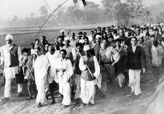 शांति यात्रा निकालते महात्मा गांधी