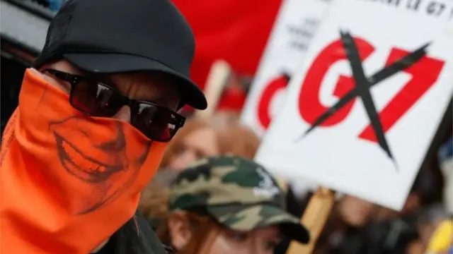 कनाडा, क्युबेक में जी7 देशों के सम्मेलन के बाहर प्रदर्शनकारी