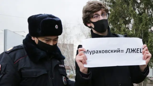 человек с плакатом
