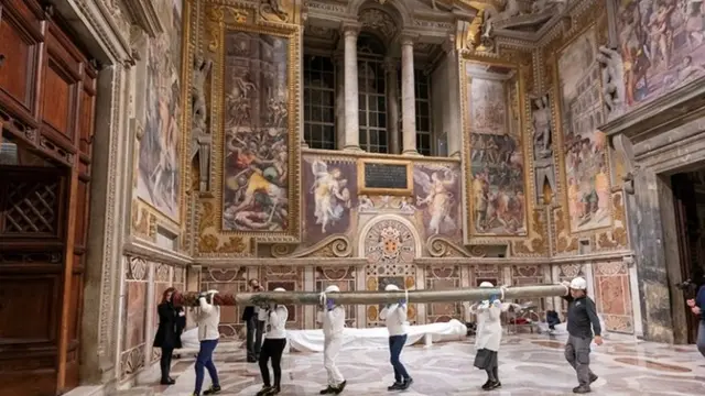 Trabajadores disponen los tapices en la Capilla Sixtina.