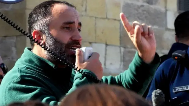 Issa Amro prononçant un discours.