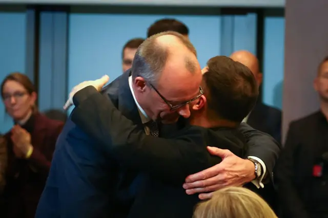канцлер ФРГ Фридрих Мерц обнимает Зеленского
