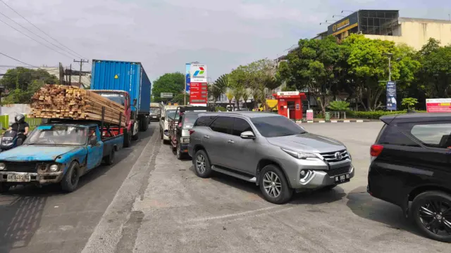 Kendaraan mengantre untuk membeli Bahan Bakar Minyak (BBM) di SPBU Kota Medan, Sumatra Utara, Senin (09/03). 